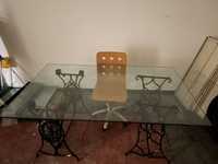 Mesa ou secretária de vidro com pés de maquinas costura antigas