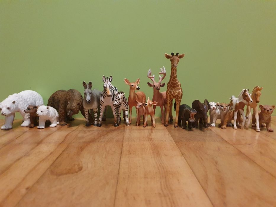 Różne figurki zwierząt