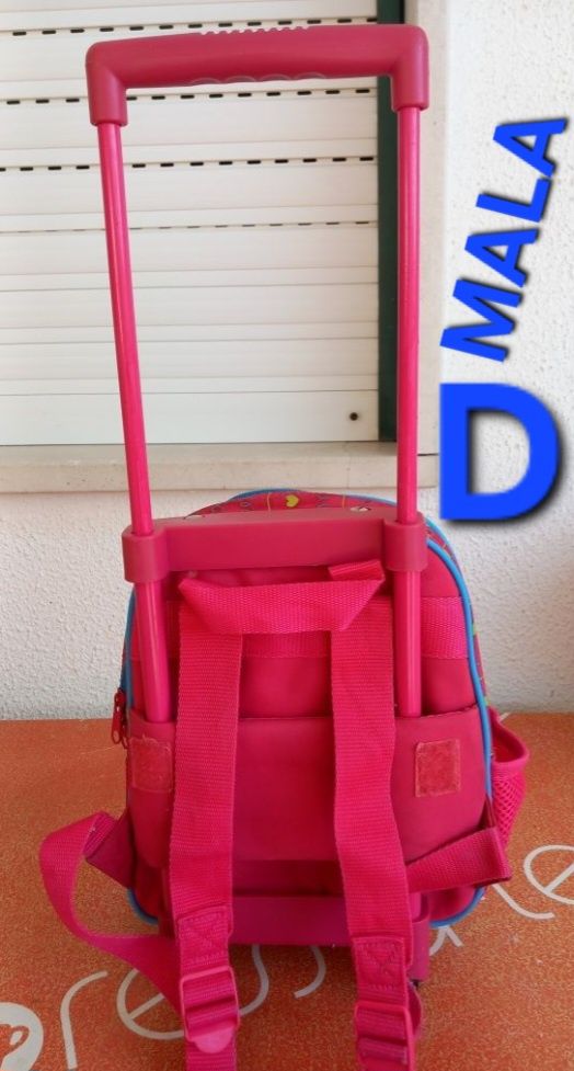 MALAS VIAGEM e ESCOLA PARA CRIANÇA E BARATAS. Viagem,Férias,Passeio.