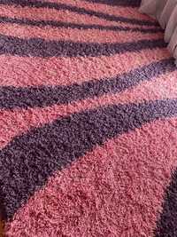 Sprzedam dywan różowo - fioletowy z ładnym włosiem