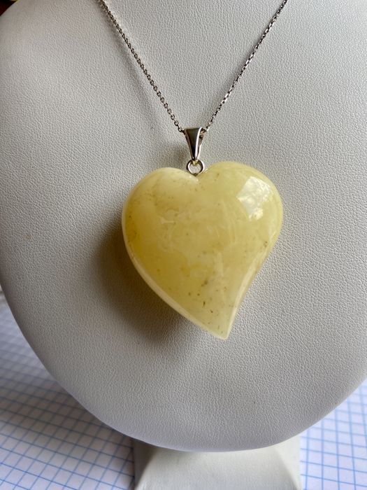 Bursztyn wisior , serce