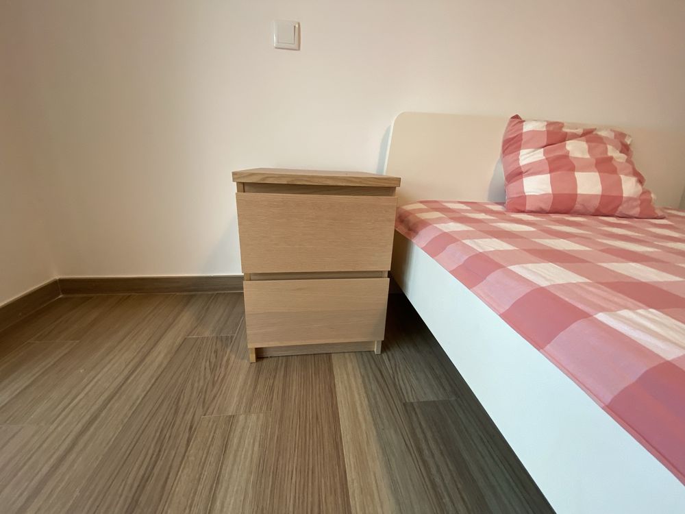 Vendo 2 camas e 4 mesas de cabeceira