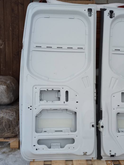 Двері задні низькі нові оригінальні Мерседес Спрінтер - 907.