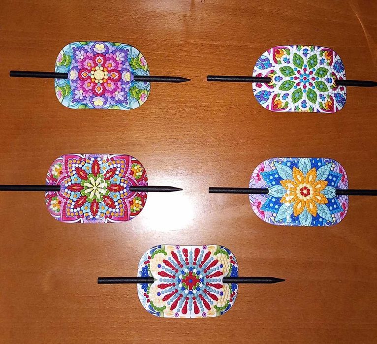 Pulseiras, ganchos e brincos personalizados em diamantes