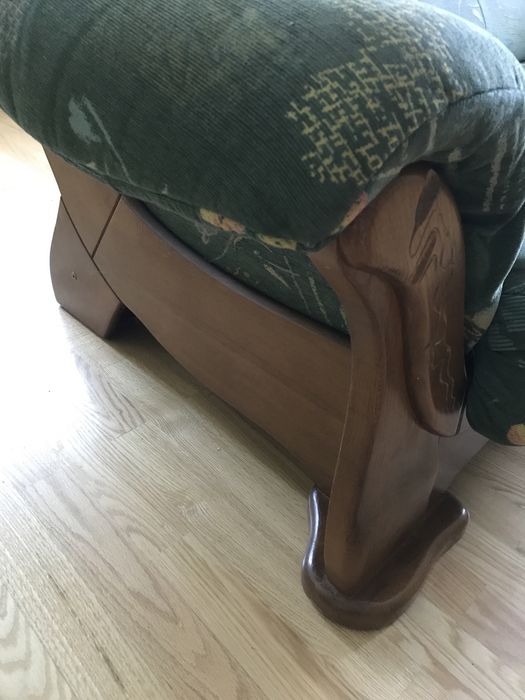 Duża zielona sofa, kanapa w kwiaty drewniane nogi, PRL, vintage
