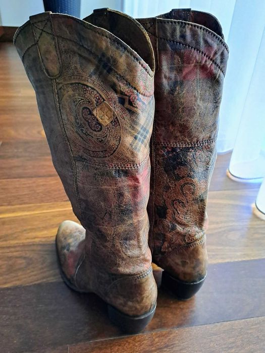 Botas em meio cano em pele genuína