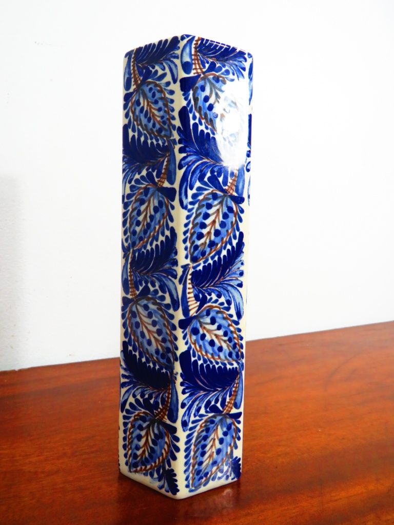 Jarrinha em porcelana.
