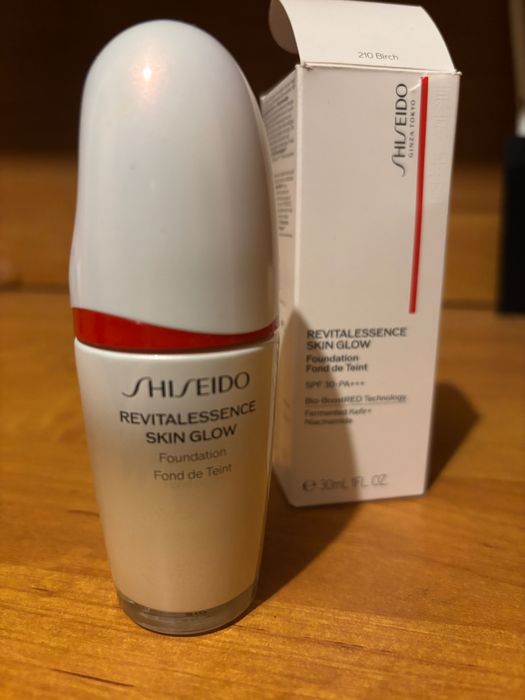Продам тональну основу Shiseido Revitalessence Skin Glow Foundation