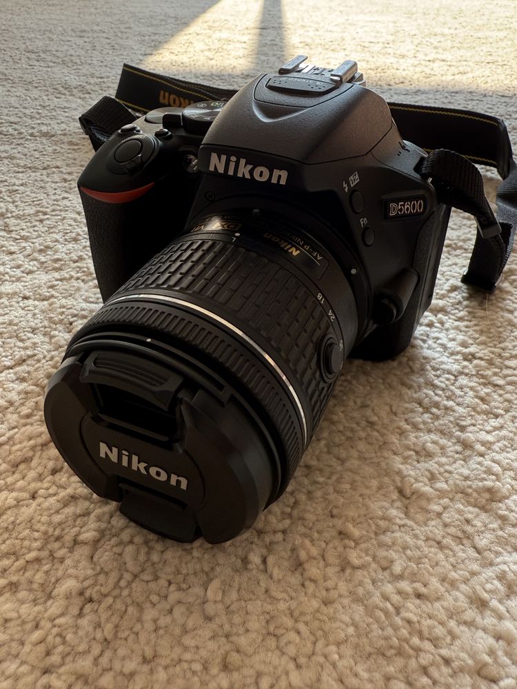 Nikon D5600 + Lente 18/55mm