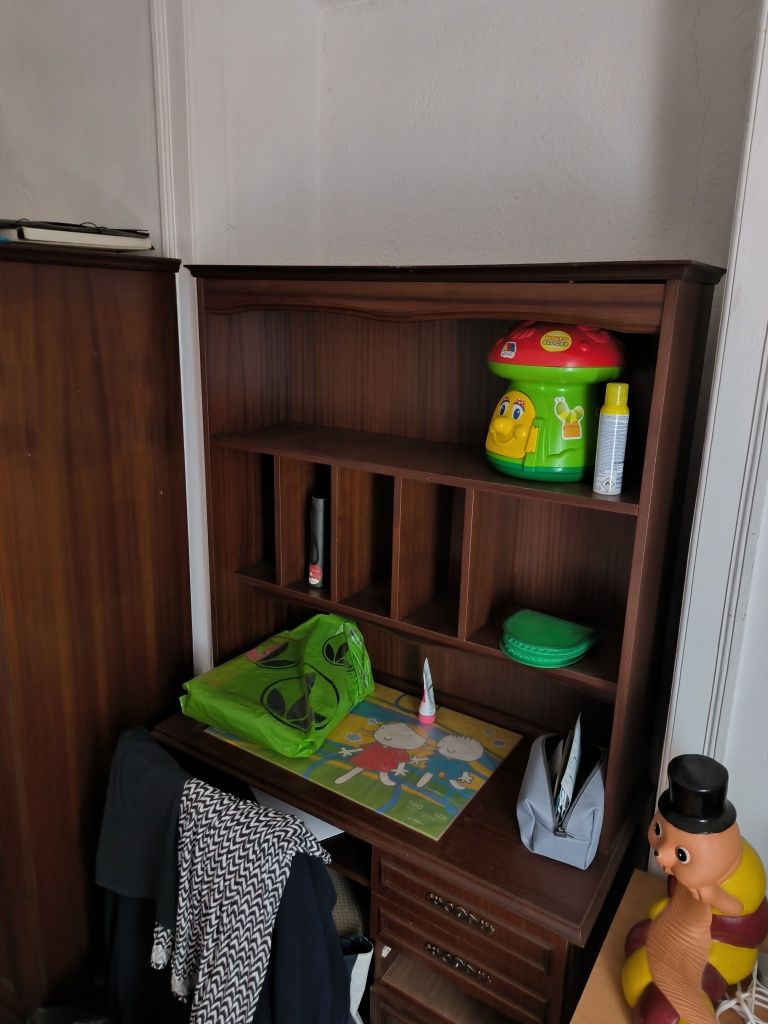 Mobília antiga de quarto em madeira (cama, roupeiro, estantes)