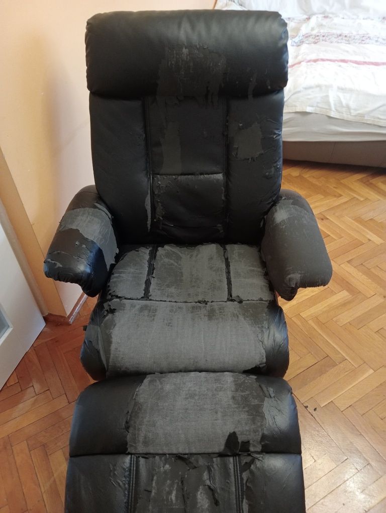 Krzesło obrotowe z podnóżkiem uszkodzoną skóra