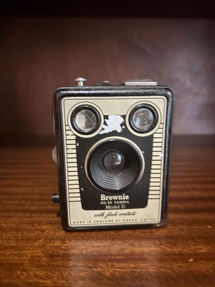 Maquina fotográfica antiga marca Brownie