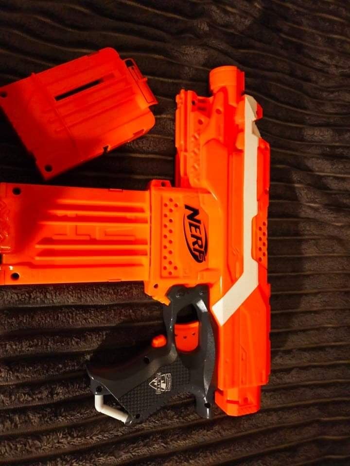Pistolet Nerf stryfe 2 magazynki