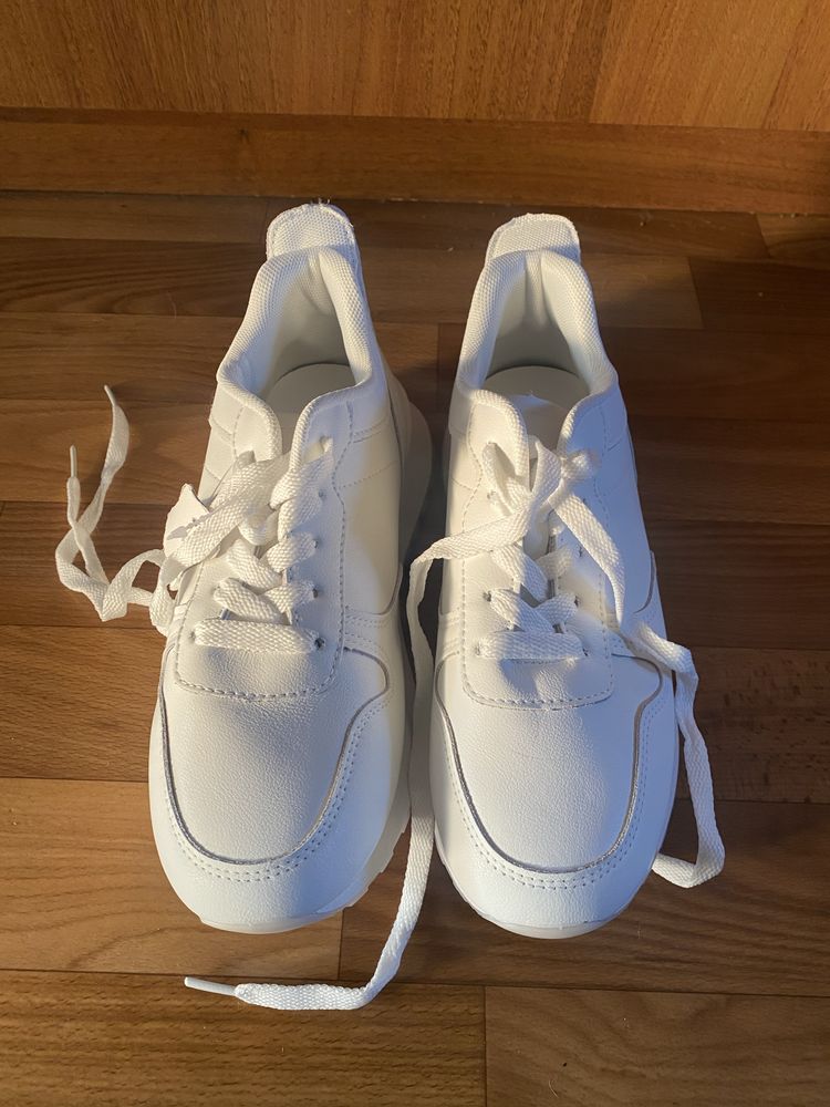 Білі кросовки 36 розміру