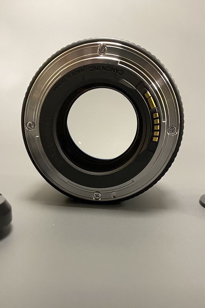 Об'єктив Canon EF 85mm f/1.8 USM.