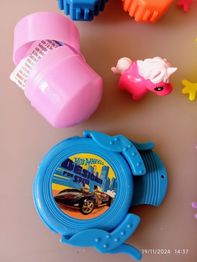 Peças e brinquedos para reaproveitar.
