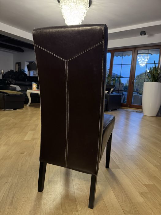 Krzesła tapicerowane ciemnobrązową ekoskórą – wygodne i eleganckie