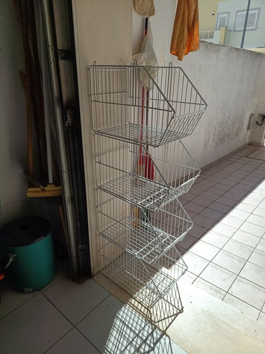 15 malas, caixas, varias utilidades, 4 cestos ferro