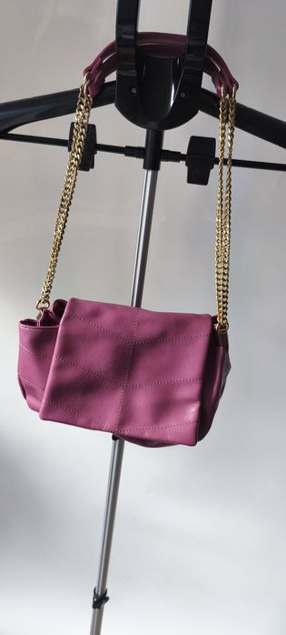Fioletowa torebka na łańcuchu