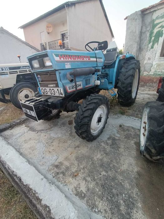Vendo quatro tratores perfeitamente funcionais para desocupar