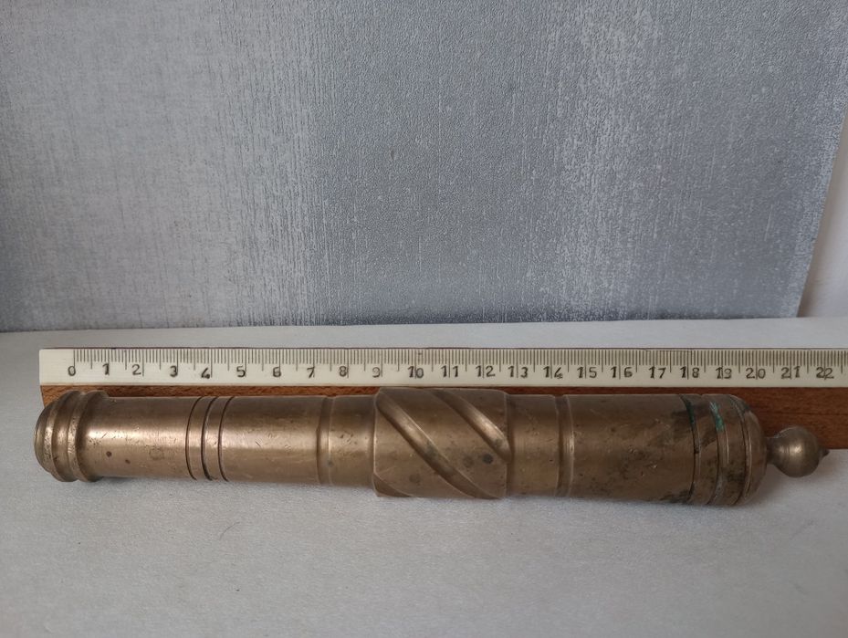 Mosiężne małe działko. Lufa armatnia