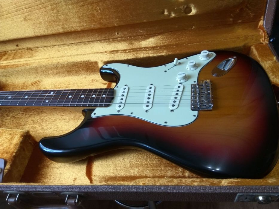 Продам электрогитару Fender Vintage American 62 stratocaster AVRI