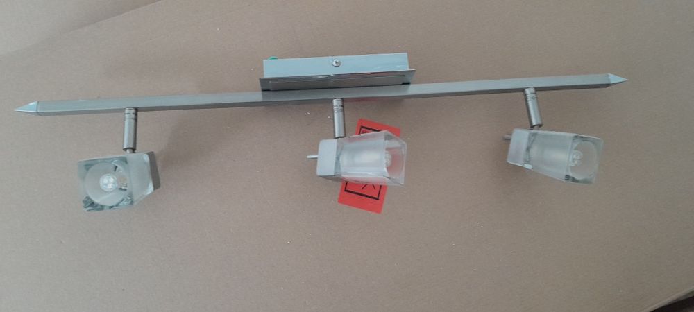 Listwa sufitowa. Z żarówkami