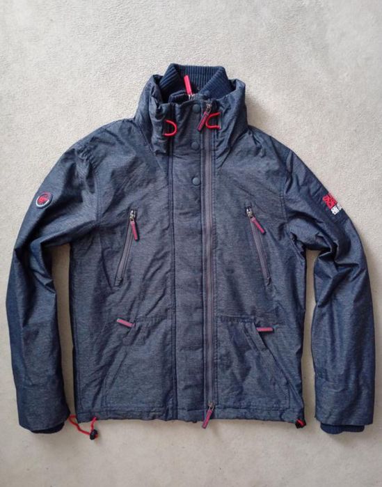 Брендова куртка Superdry.
Розмір M.