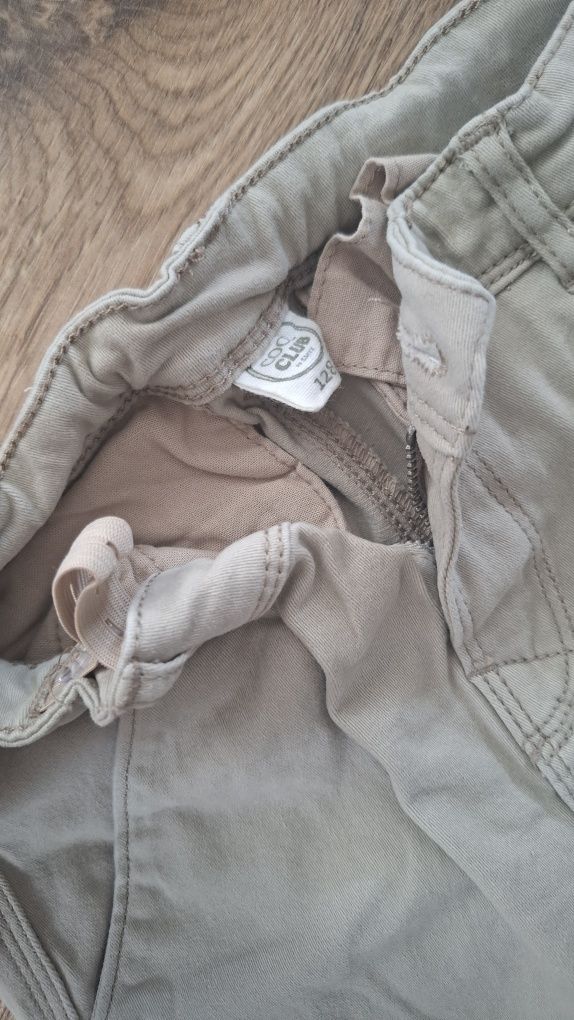 Beżowe jeansy slim fit na chłopca smyk 128