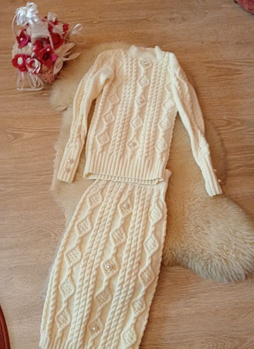 Неймовірно красивий В'язаний костюм, ручної роботи.