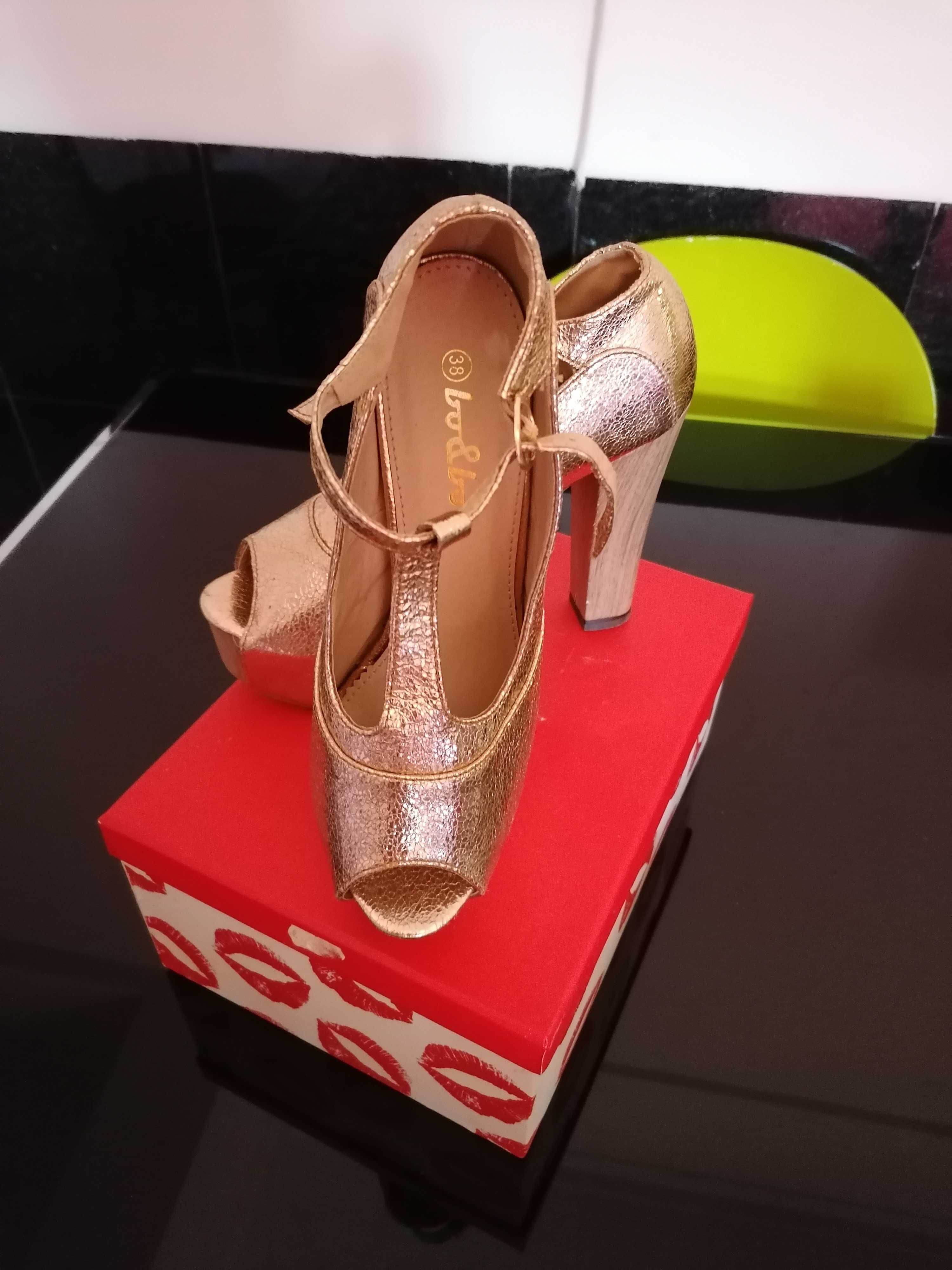 Sapatos altos (usados)