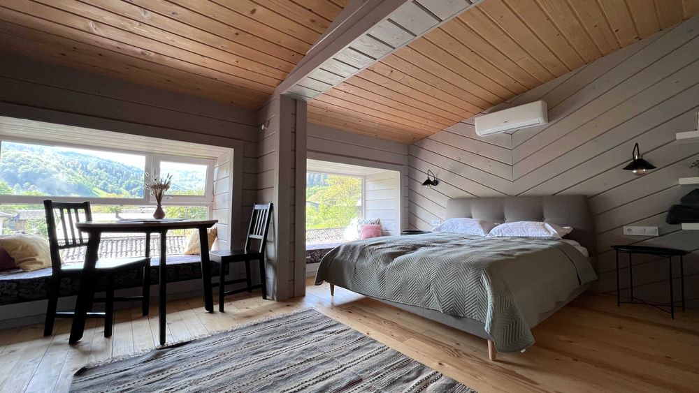 СУЧАСНИЙ БУДИНОК, відпочинок В КАРПАТАХ біля річки та лісу, зал 30м2