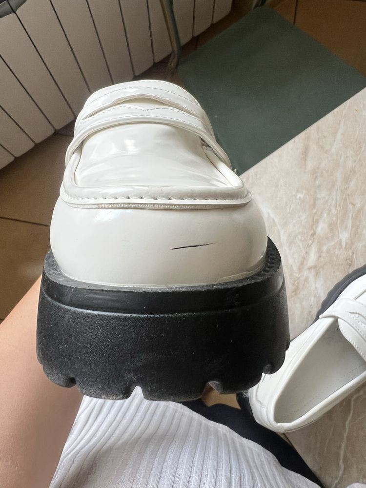 Loafersy białe lakierowane 37