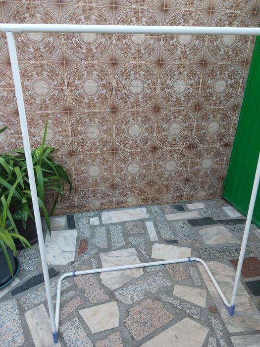 Dois suportes para dependurar cruzetas de roupa. Uteis para costureira