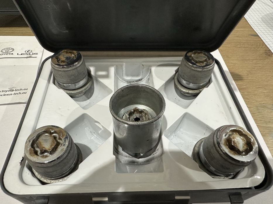 Секретні гайки toyota