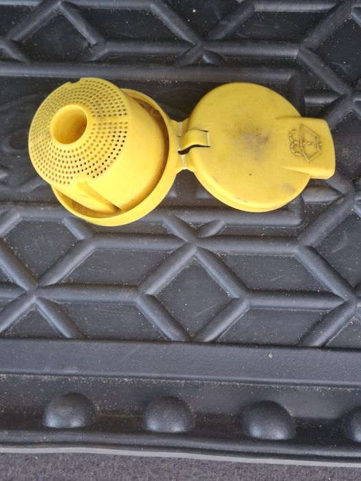 Продам крышку заливной горловины бачка омывателя