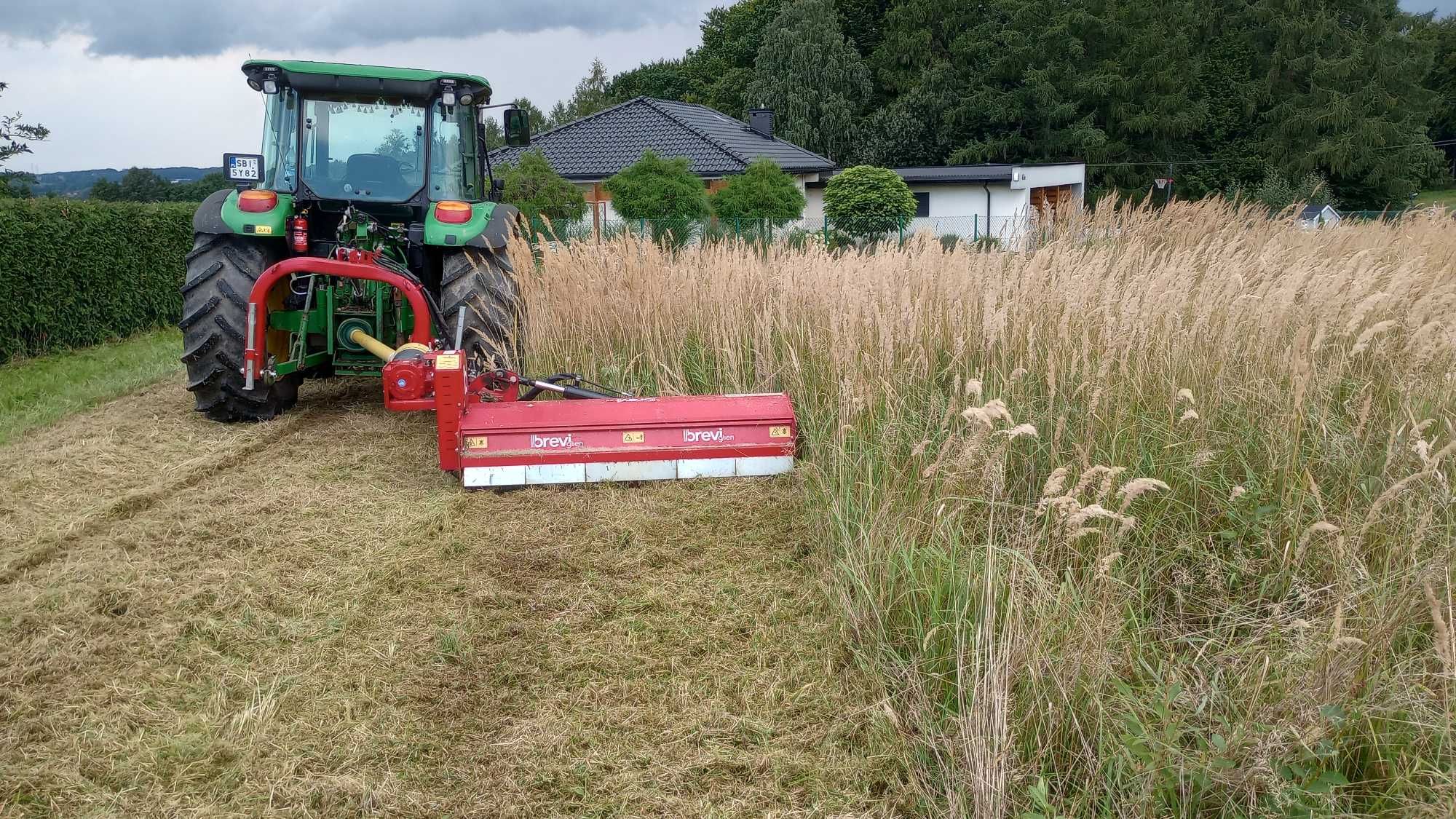 Koszenie traw kosiarką bijakowa, wywóz odpadów zielonych