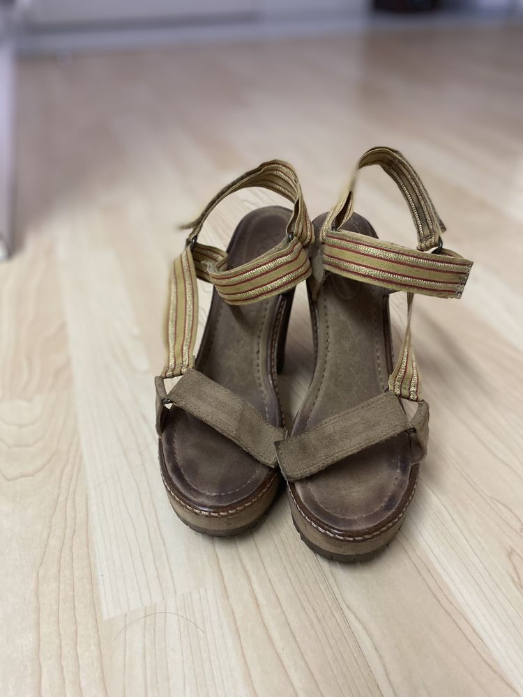Sandálias da Xuz Handmade Lovers, tamanho 39, em madeira