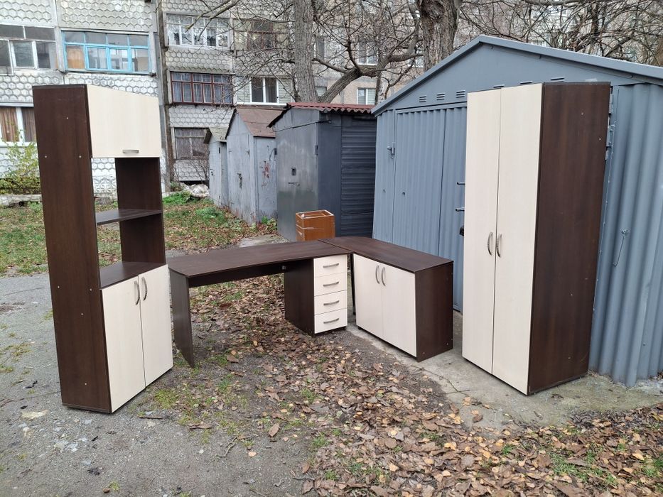 Продам два комплекти офісної меблі і угловий стіл