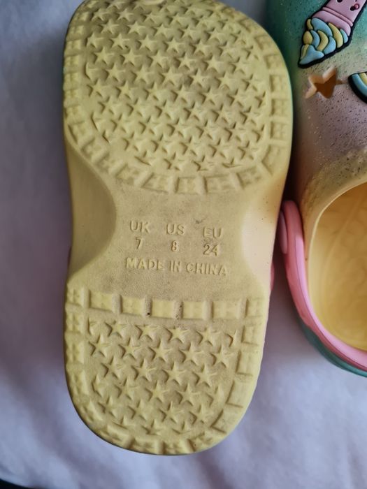 Sandália tipo crocs