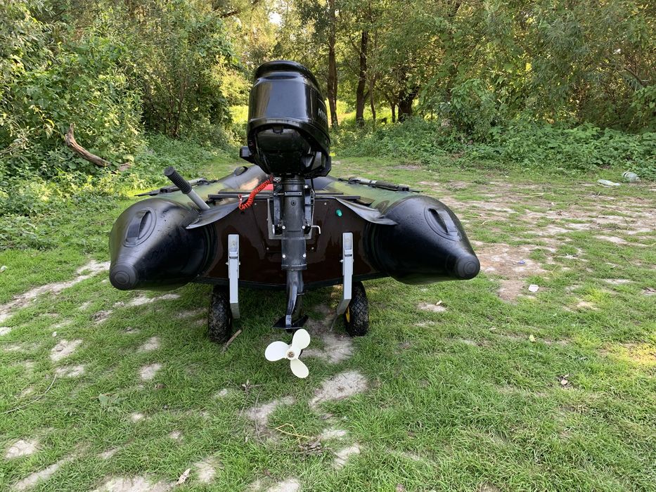 Лодка з надувним кілем та мотором