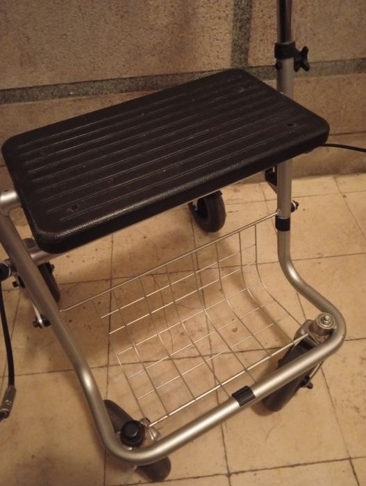 Andarilho com rodas/apoio braços/assento