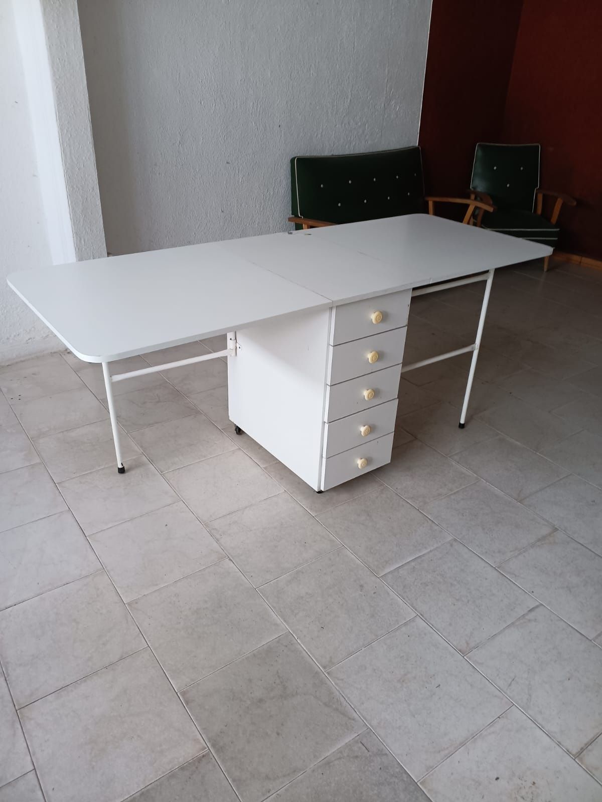 Mesa com gavetas
