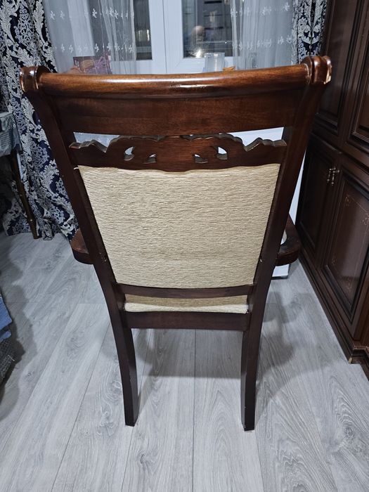 Дерев'яний обідній класичний стілець