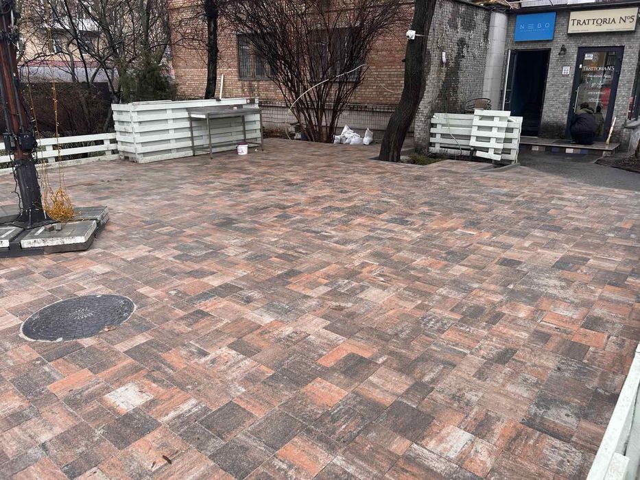 Укладка тротуарной плитки. Укладання тротуарної плитки. Доступные цены