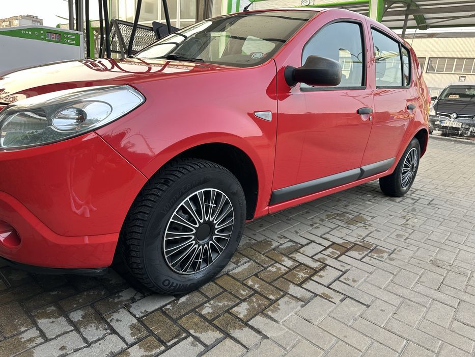 Продам автомобіль Дачія Сандеро