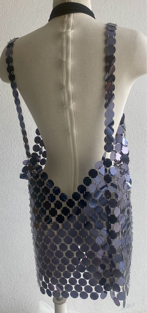 Vestido túnica em acrílico cor de chumbo brilho