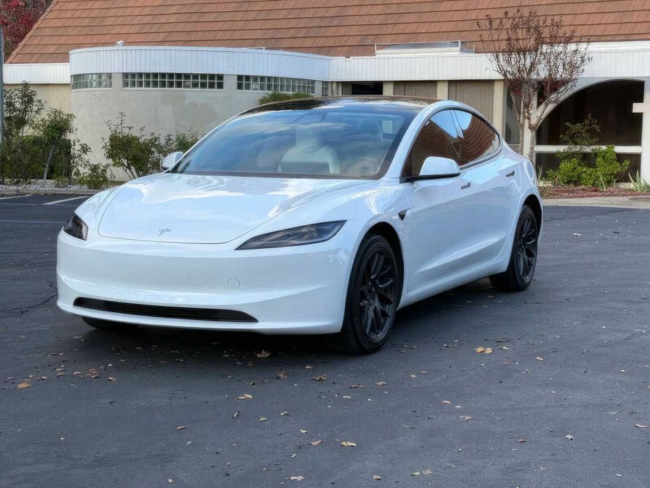 Tesla Model 3      2024
