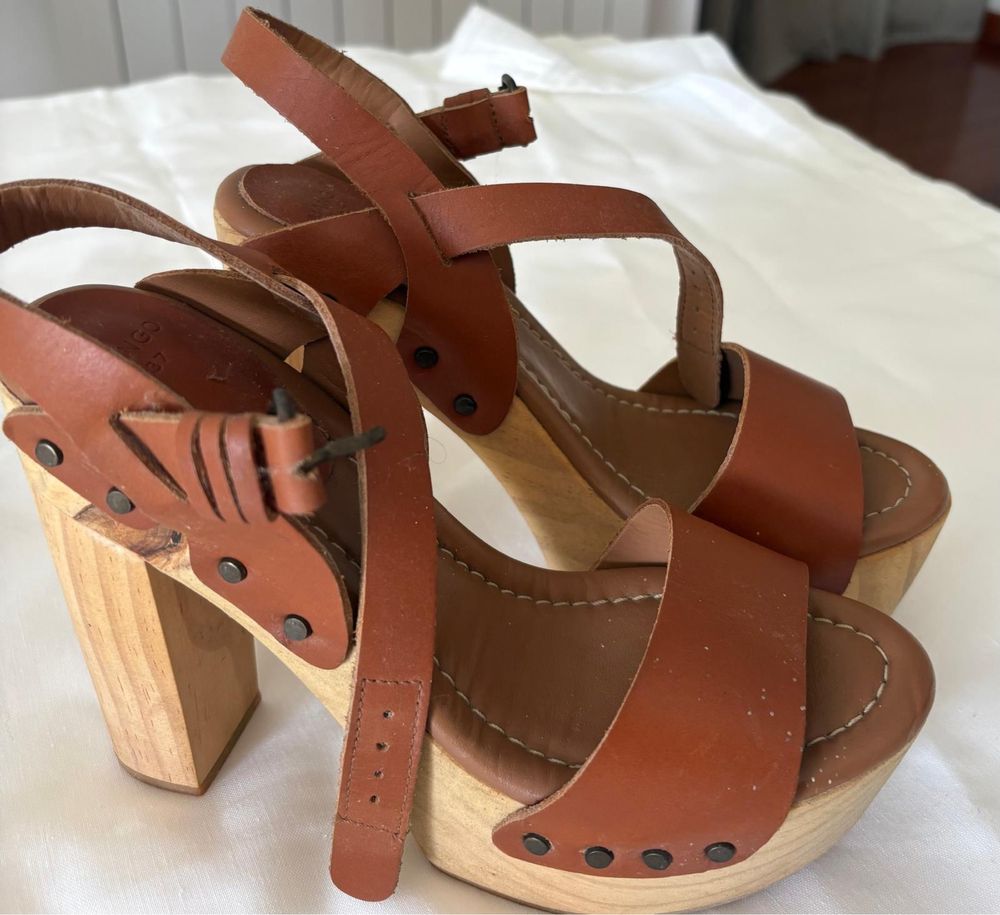 Sapato alto marca Mango