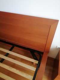 Cama de casal com mesa de cabeceira